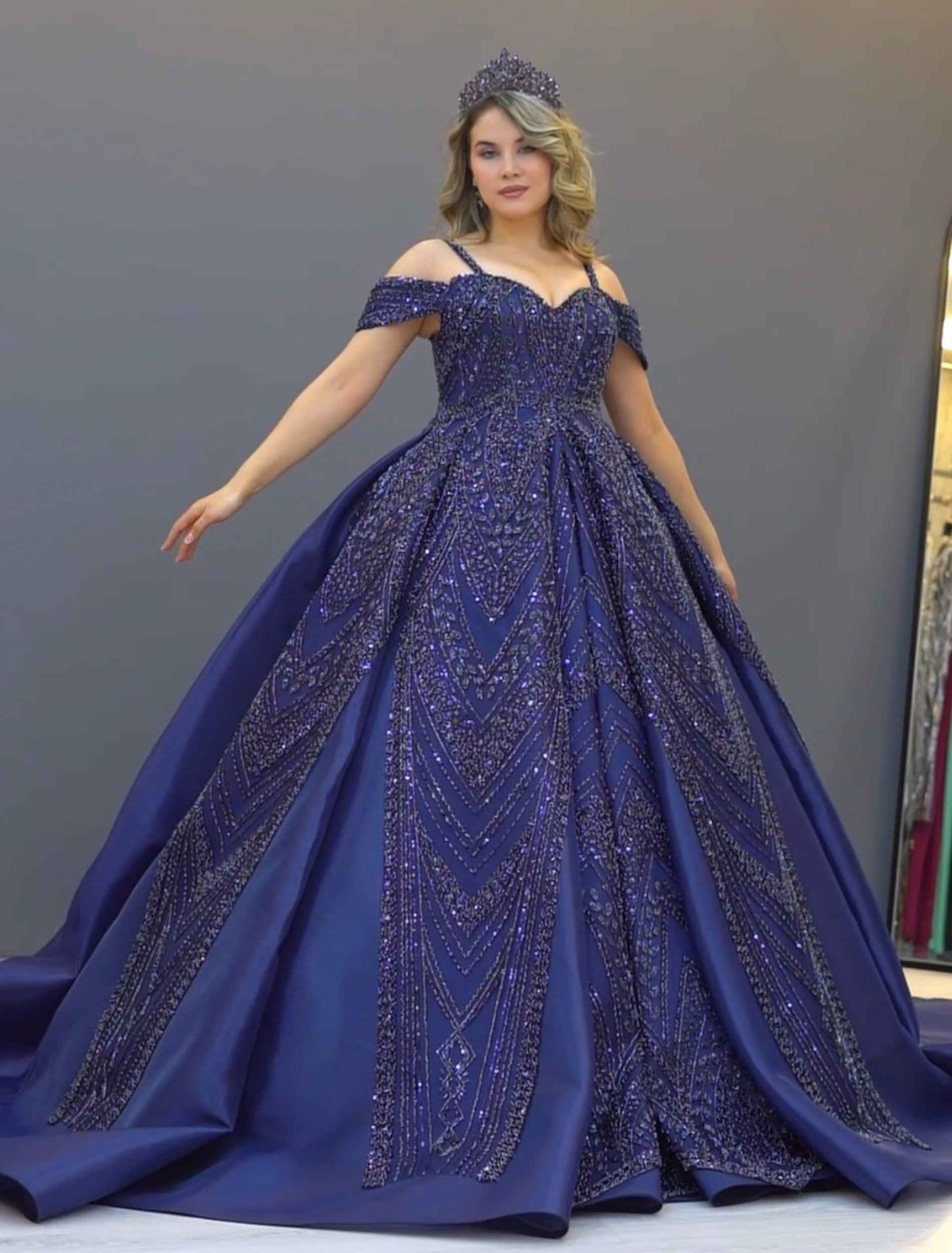 Elegant navy blue ball gown and glitter embroidery. - Image 2